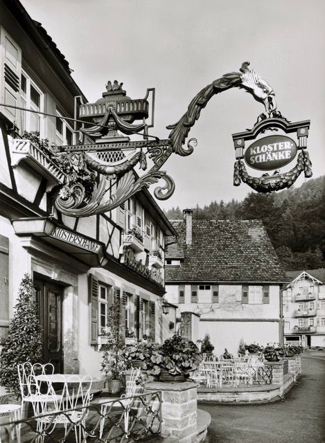 Ein Schwarzweißfoto eines Gebäudes mit einem Schild mit der Aufschrift „Kloster Brauerei“