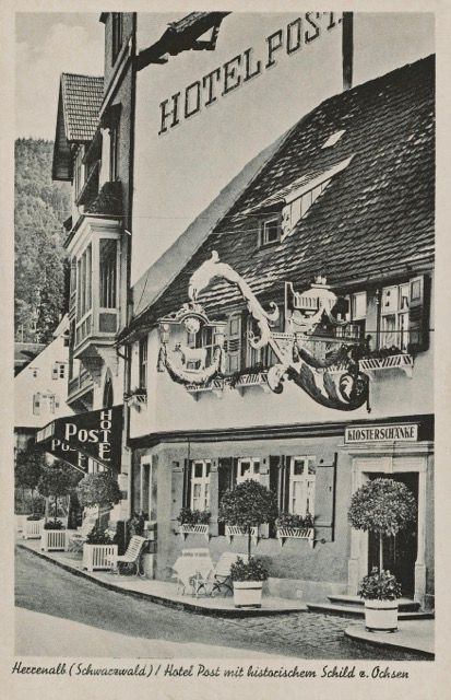 Ein Schwarzweißfoto eines Hotelpostens