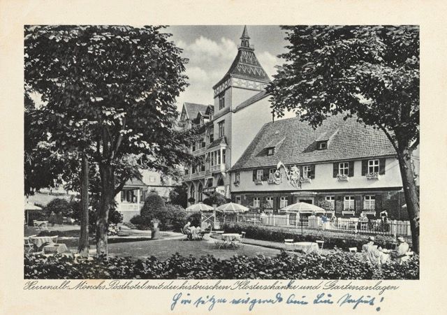 Ein Schwarzweißfoto eines großen Gebäudes mit einem Turm