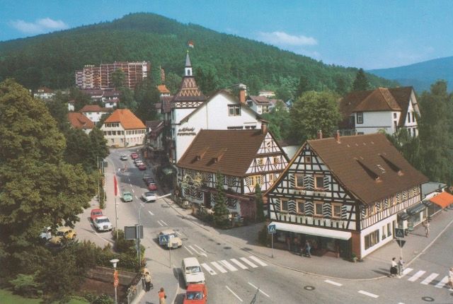 Eine Luftaufnahme einer kleinen Stadt mit einem Berg im Hintergrund