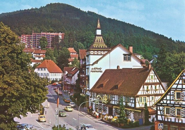 Ein Gebäude mit einem Uhrenturm darauf