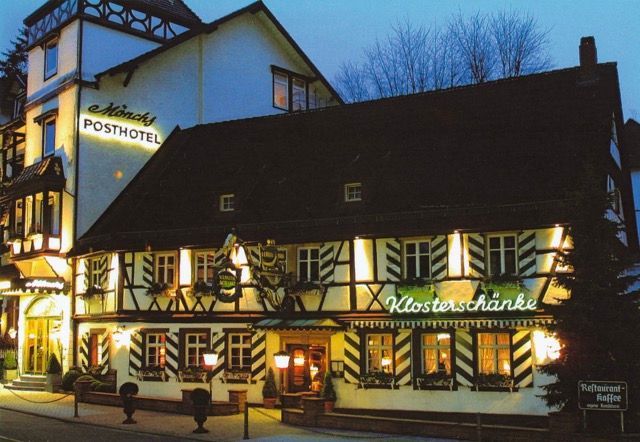 Ein großes Gebäude mit dem Wort Posthotel darauf