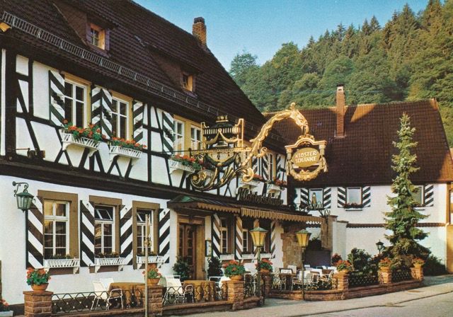Ein großes Gebäude mit einem Schild mit der Aufschrift „Hotel“ darauf