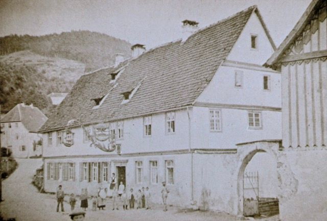 Ein Schwarzweißfoto eines sehr alten Gebäudes