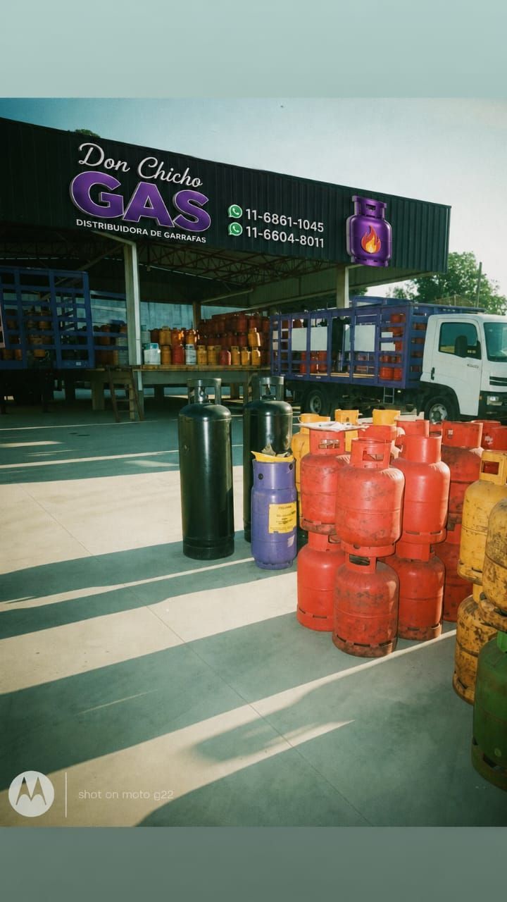 Palés de bombonas de gas rojas de 45 kg apiladas en un almacén.