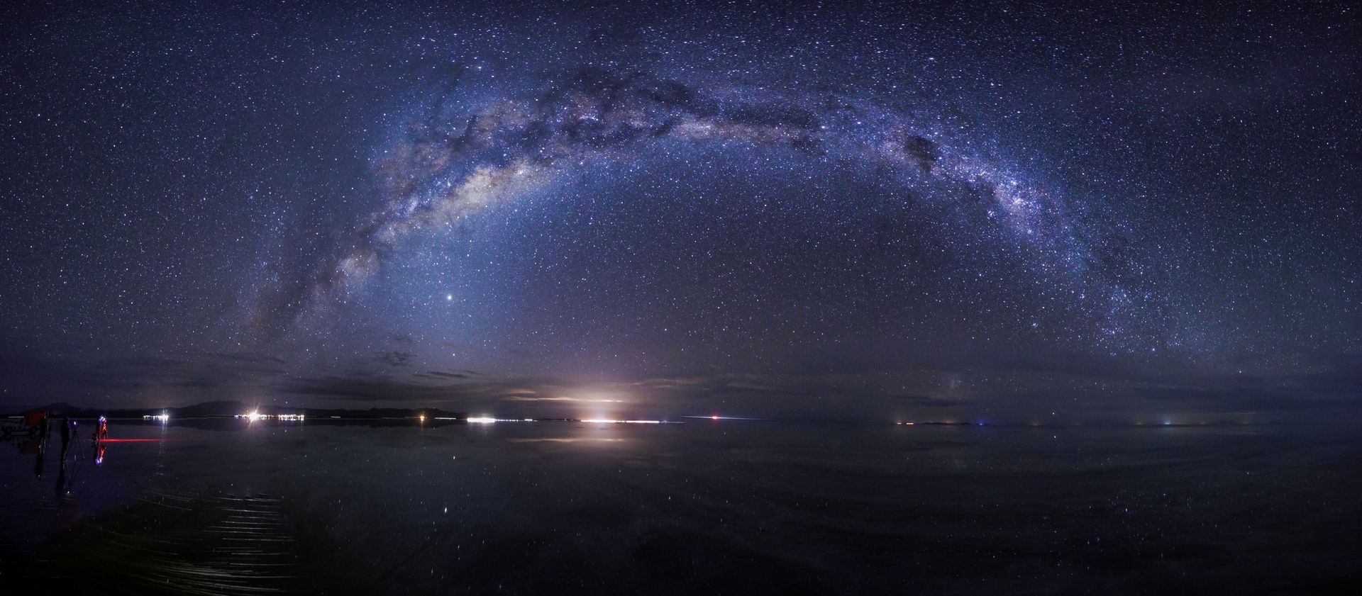 La Vía Láctea se extiende arqueándose sobre el Salar de Uyuni.