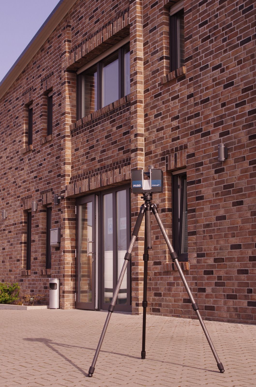 THYEN Digitale Aufmaße | 3D-Laserscanner vor  einer Hausfassade