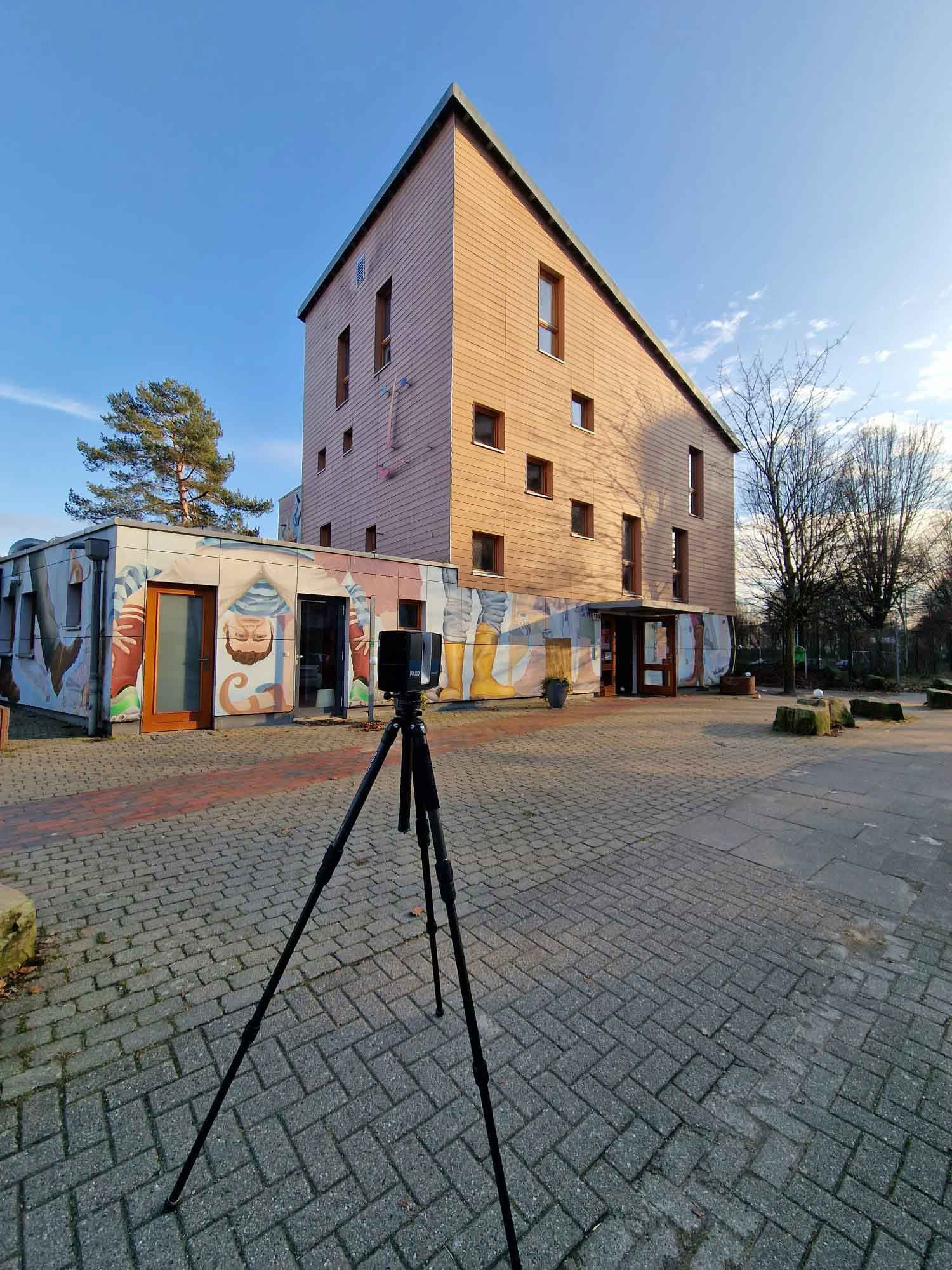 THYEN Digitale Aufmaße | 3D-Laserscanner steht vor einem Gebäude in Hamburg 