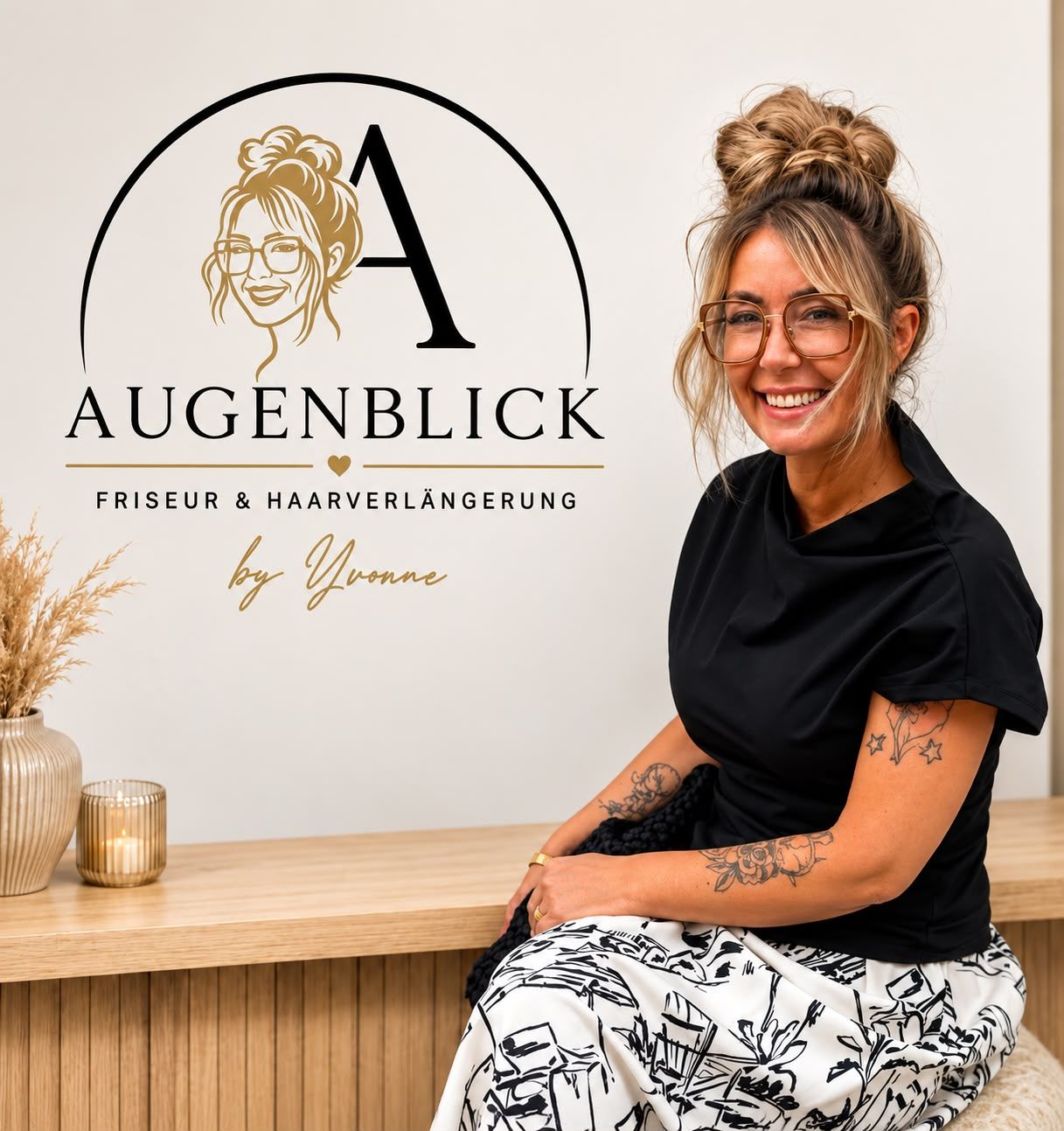 Yvonne, Inhaberin von Augenblick by Yvonne, lächelt im Salon