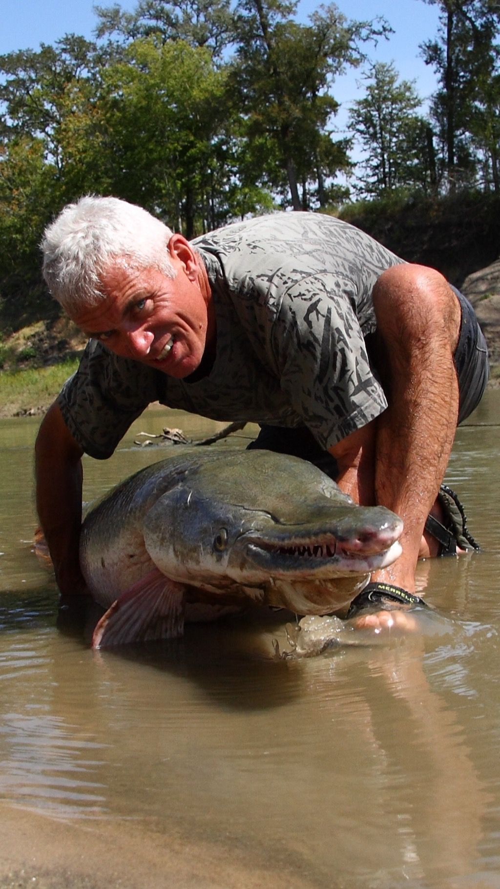 Jeremy wade with giant alligator gar in Texas 