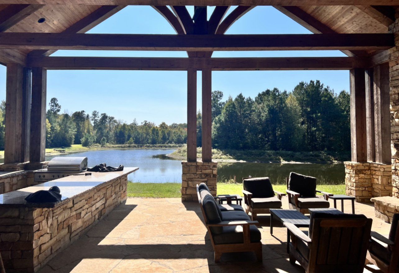 Covered patio and outdoor kitchen overlooking the lake at Ellisor Lodge