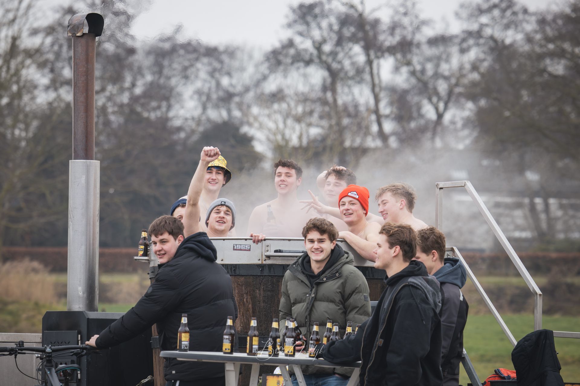 Supporters van de Heale Lemster in een hottub aan de straatweg in Follega