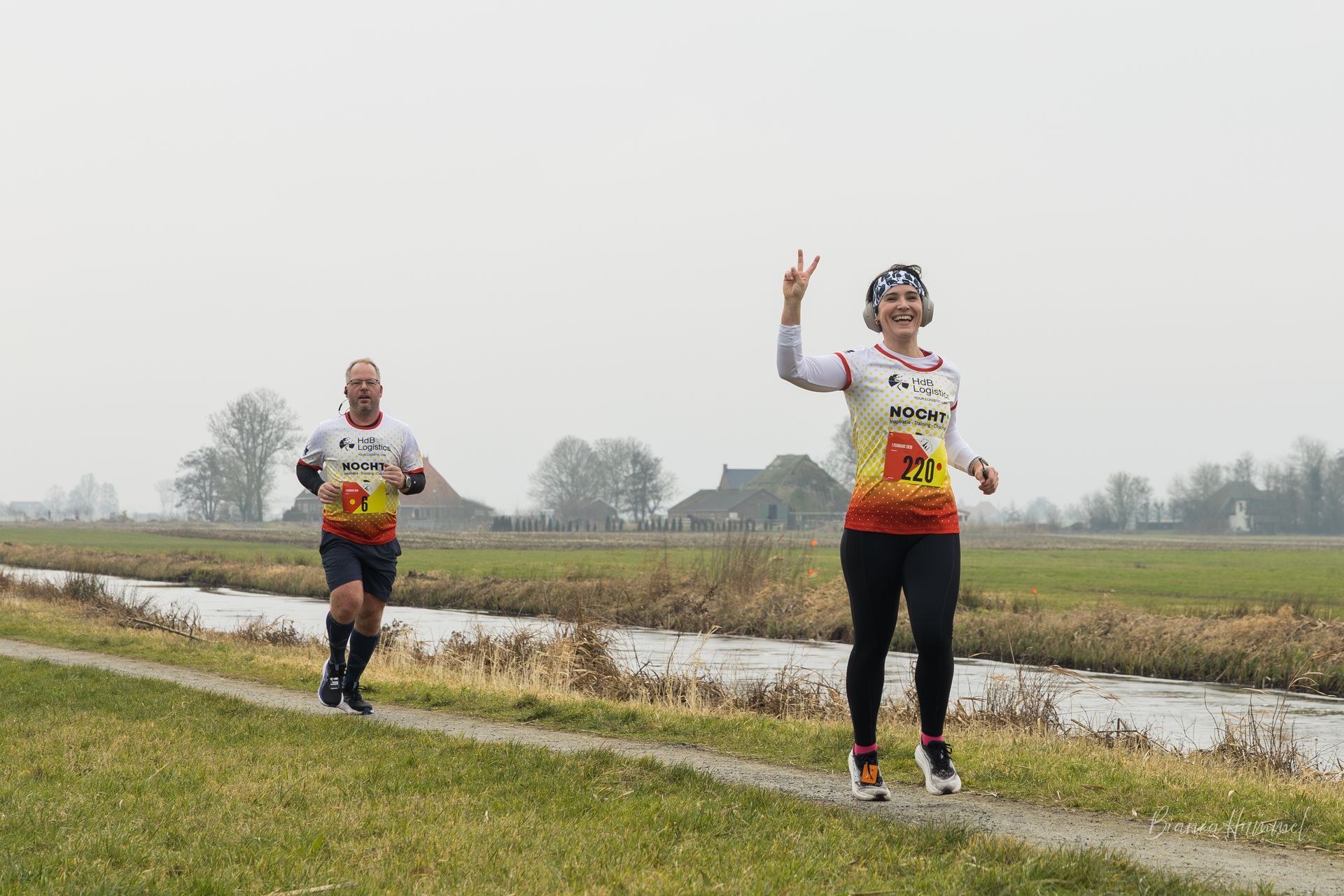 Twee lopers op de route van de Heale Lemster bij Commissiepole