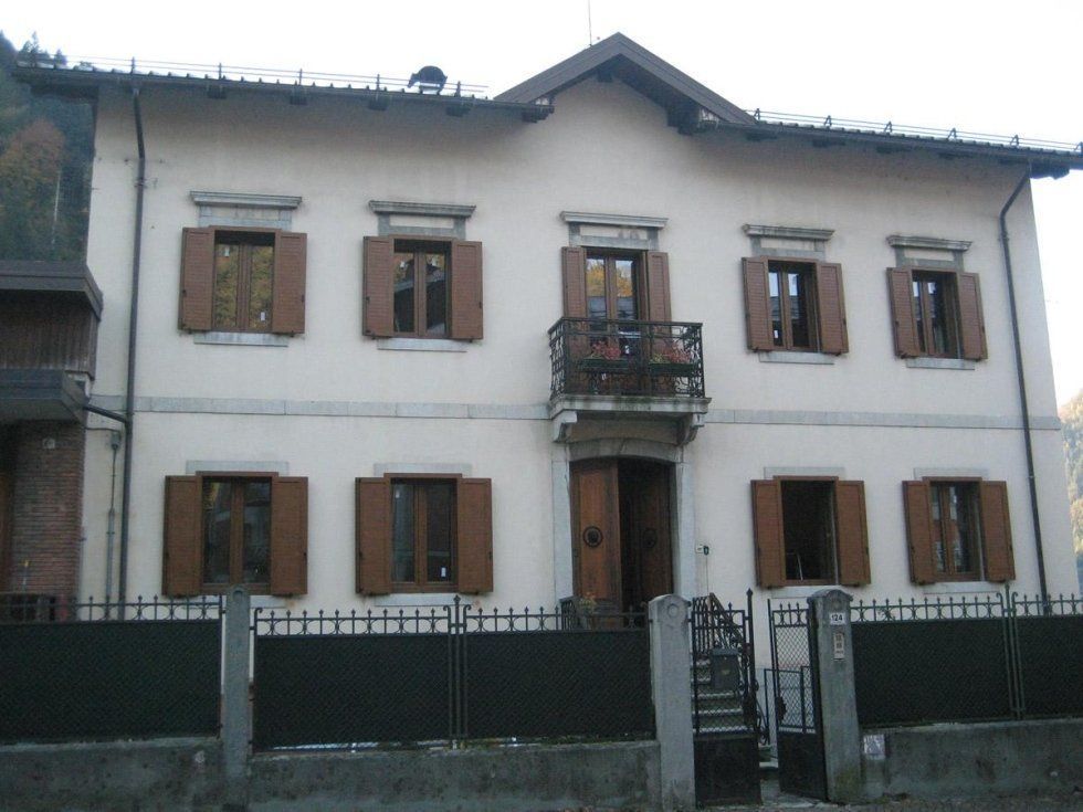 Edificio con finestre