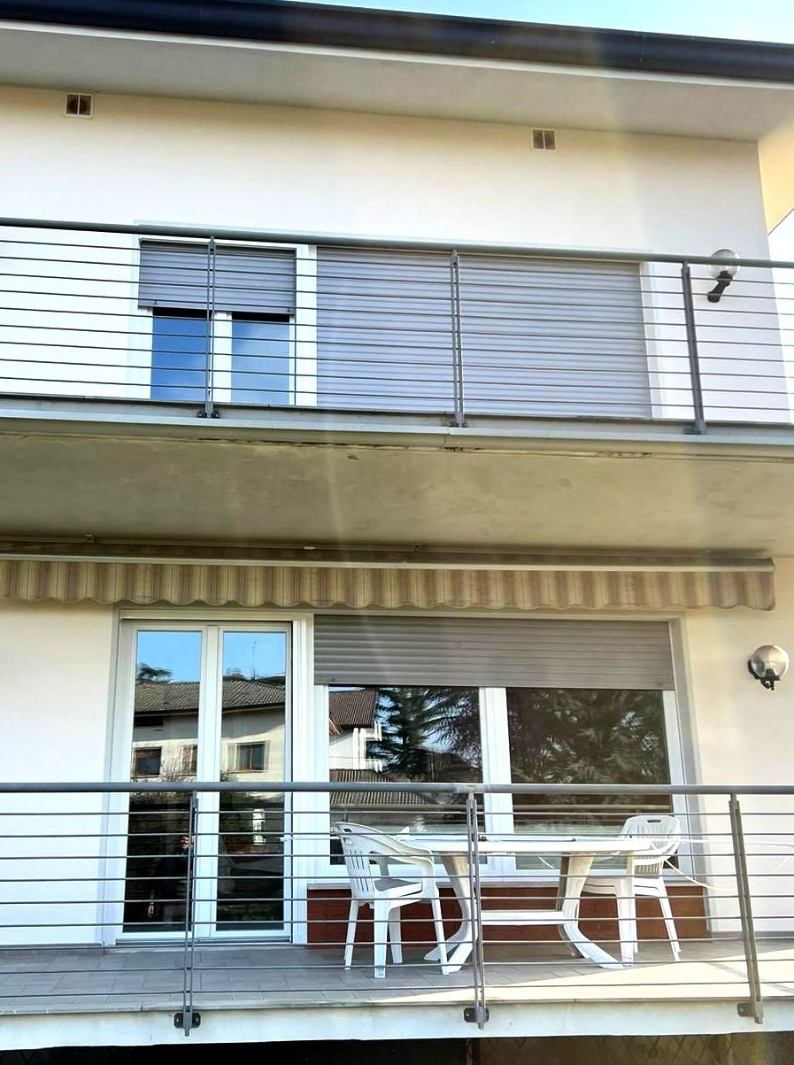 Un balcone con tavolo e sedie