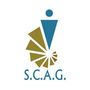 SCAG-logo: Abstract persoonsicoon boven een spiraalvorm, in turquoise en goudkleur, op een witte achtergrond.