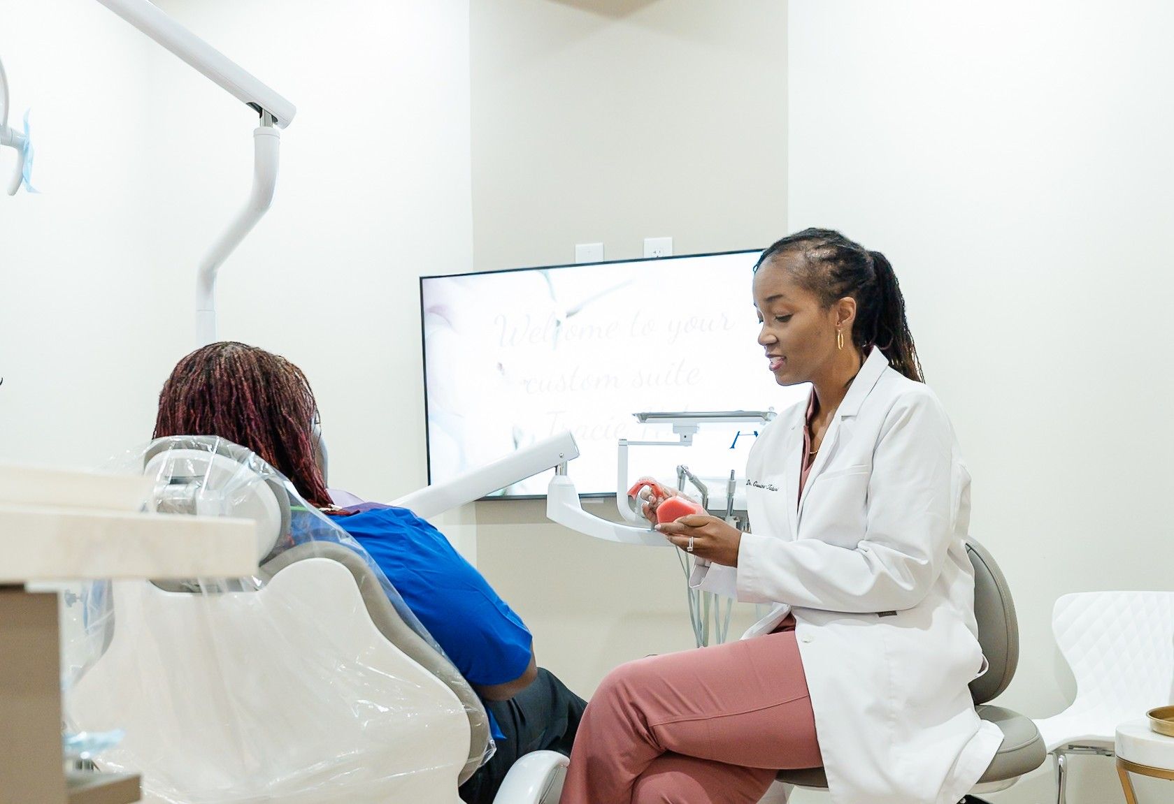 Dentist discussing oral appliance therapy with a patient while an oral sleep appliance is displayed on the screen.
