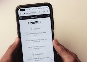 Une personne tient un téléphone portable dans ses mains.