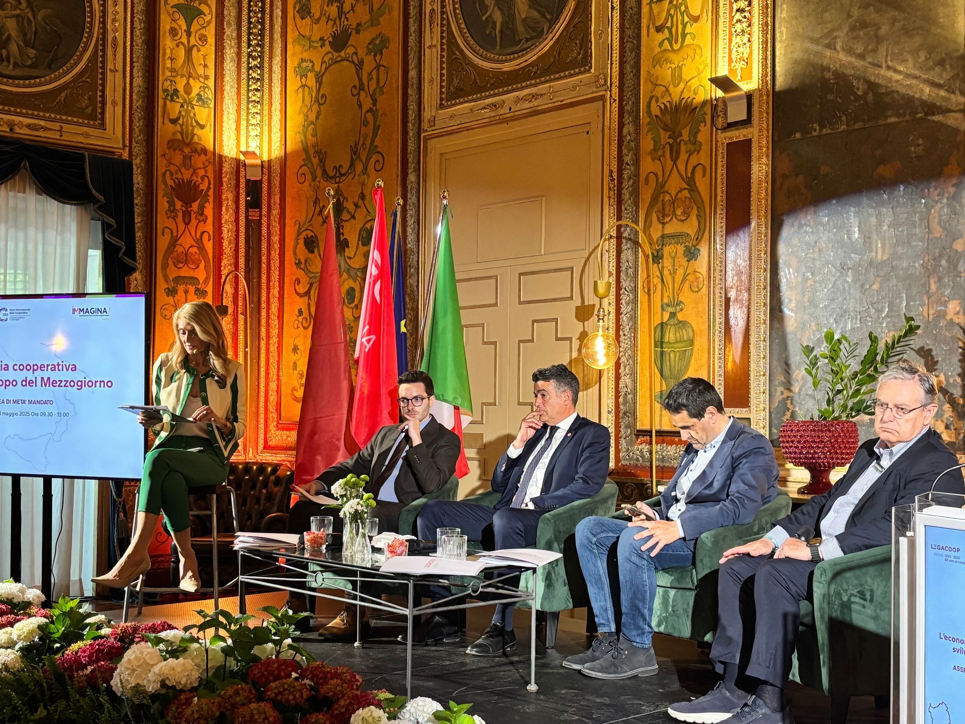 Un gruppo di persone è seduto su delle sedie in una stanza.