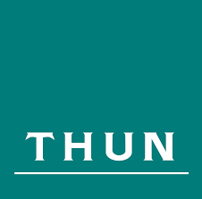 Logo quadrato color verde acqua con la scritta bianca “THUN” sopra una sottile linea bianca