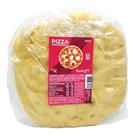 Impasto per pizza avvolto con etichetta rossa in confezione di plastica trasparente.