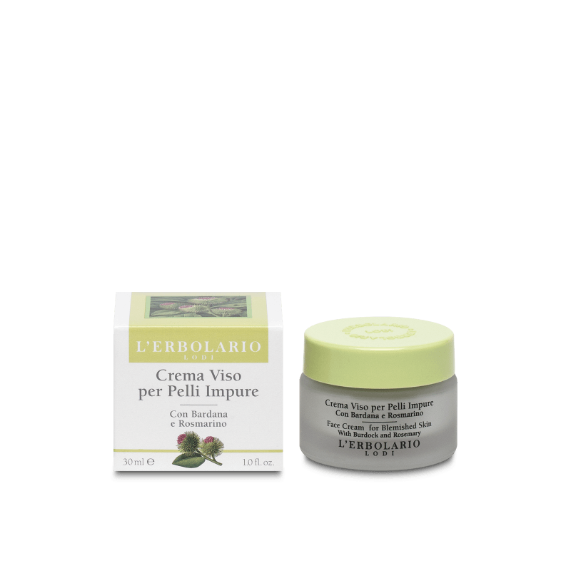 Un vasetto di crema con coperchio verde e una scatola coordinata per la crema contorno occhi su sfondo bianco.