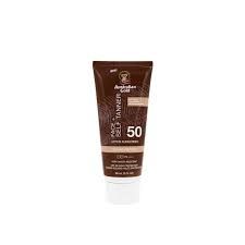 Tubetto di crema solare marrone con tappo bianco, etichetta SPF 50 su sfondo bianco.