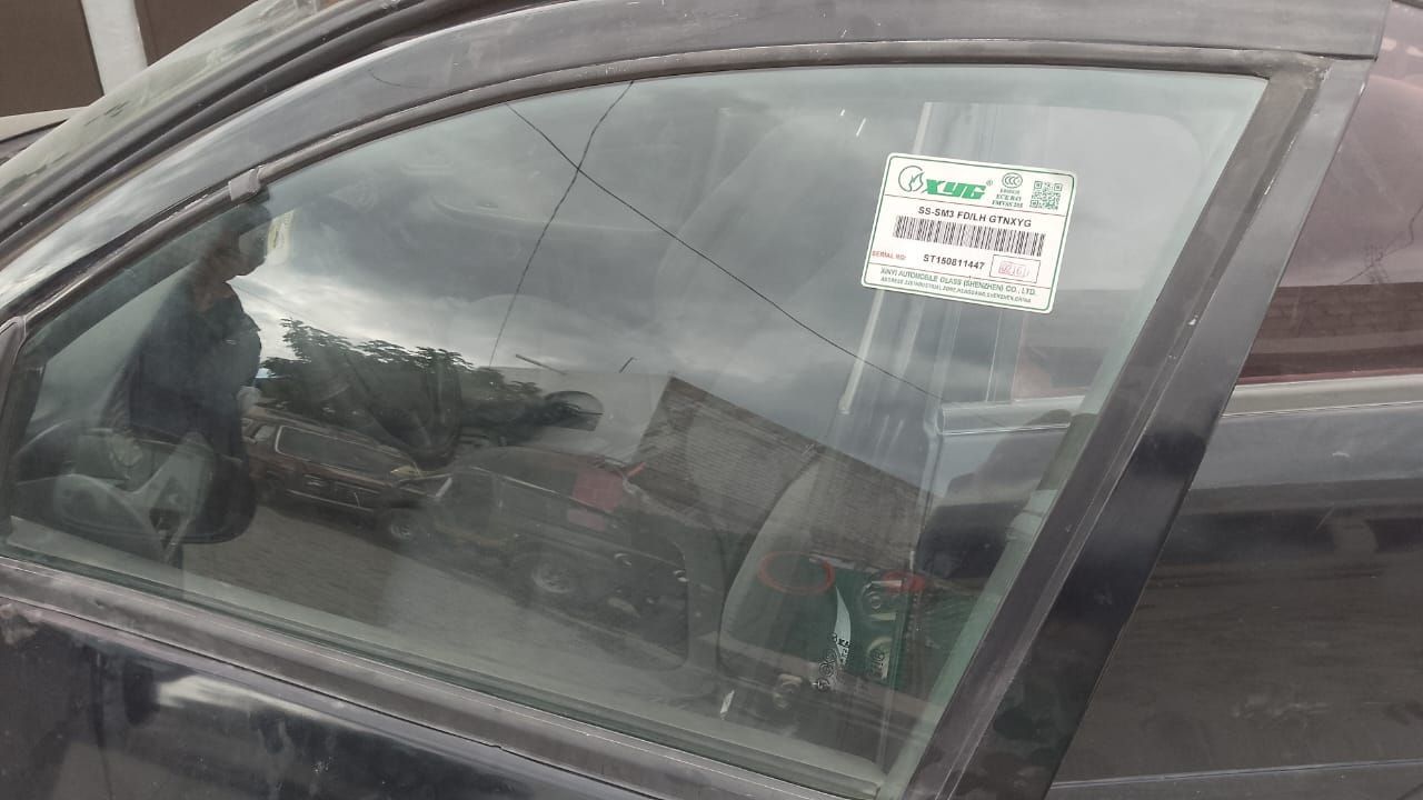 Un primer plano de una ventana de coche con una pegatina.