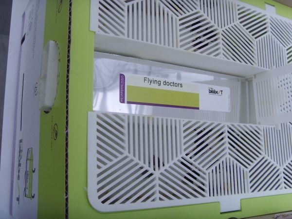 Groen-wit displayrek met een doos met het opschrift