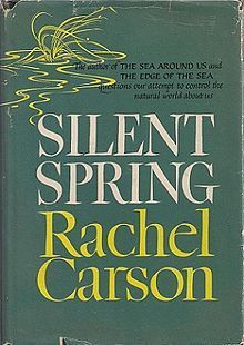 Boekcover van Silent Spring van Rachel Carson op een groe