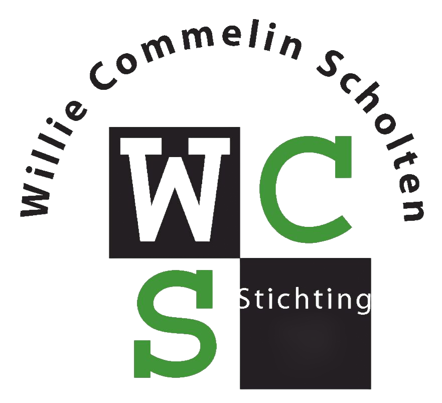 Het logo van de Willie Commelin Scholten Stichting bestaat uit zwarte, groene en witte blokken en gebogen tekst.