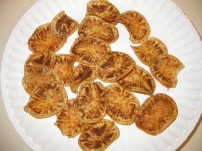 Een bord met goudbruine dumplings, uitgestald op een wit papieren bord.