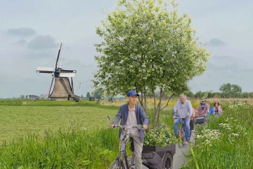 Mensen die met een boom door een groen veld bij een windmolen lopen onder een bewolkte hemel.