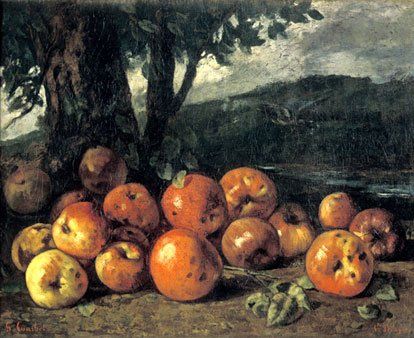 Een stilleven van sinaasappels en appels op de grond onder een boom, met een mistig landschap op de achtergrond.
