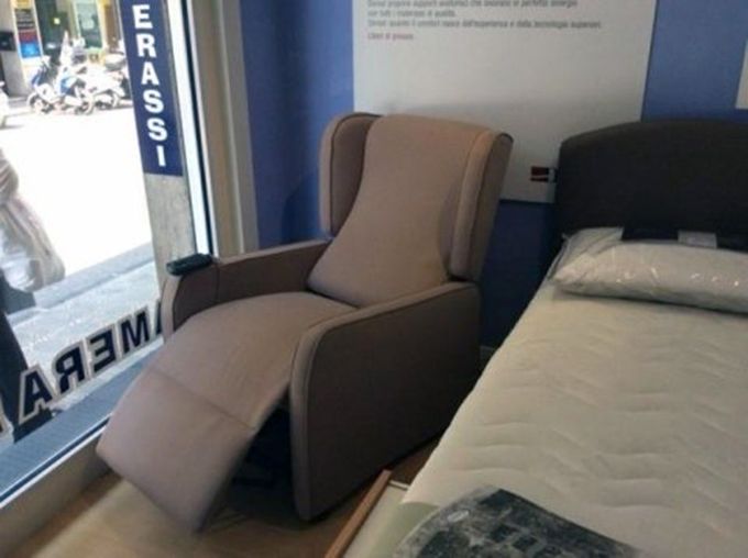Una comoda poltrona relax con telecomando