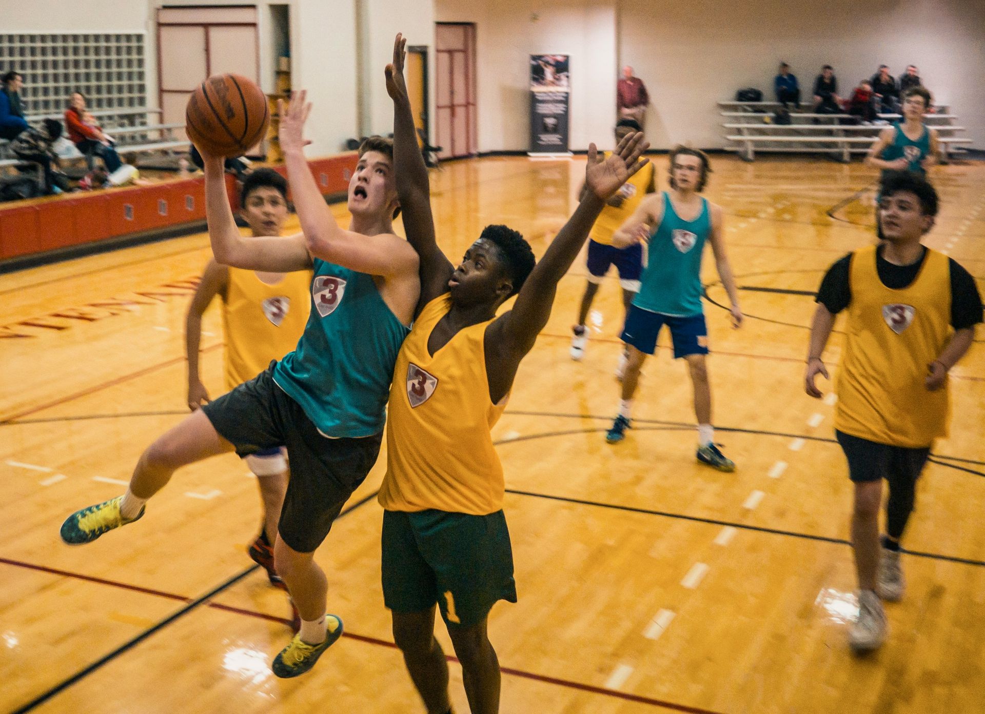 basketball game/match of teens
