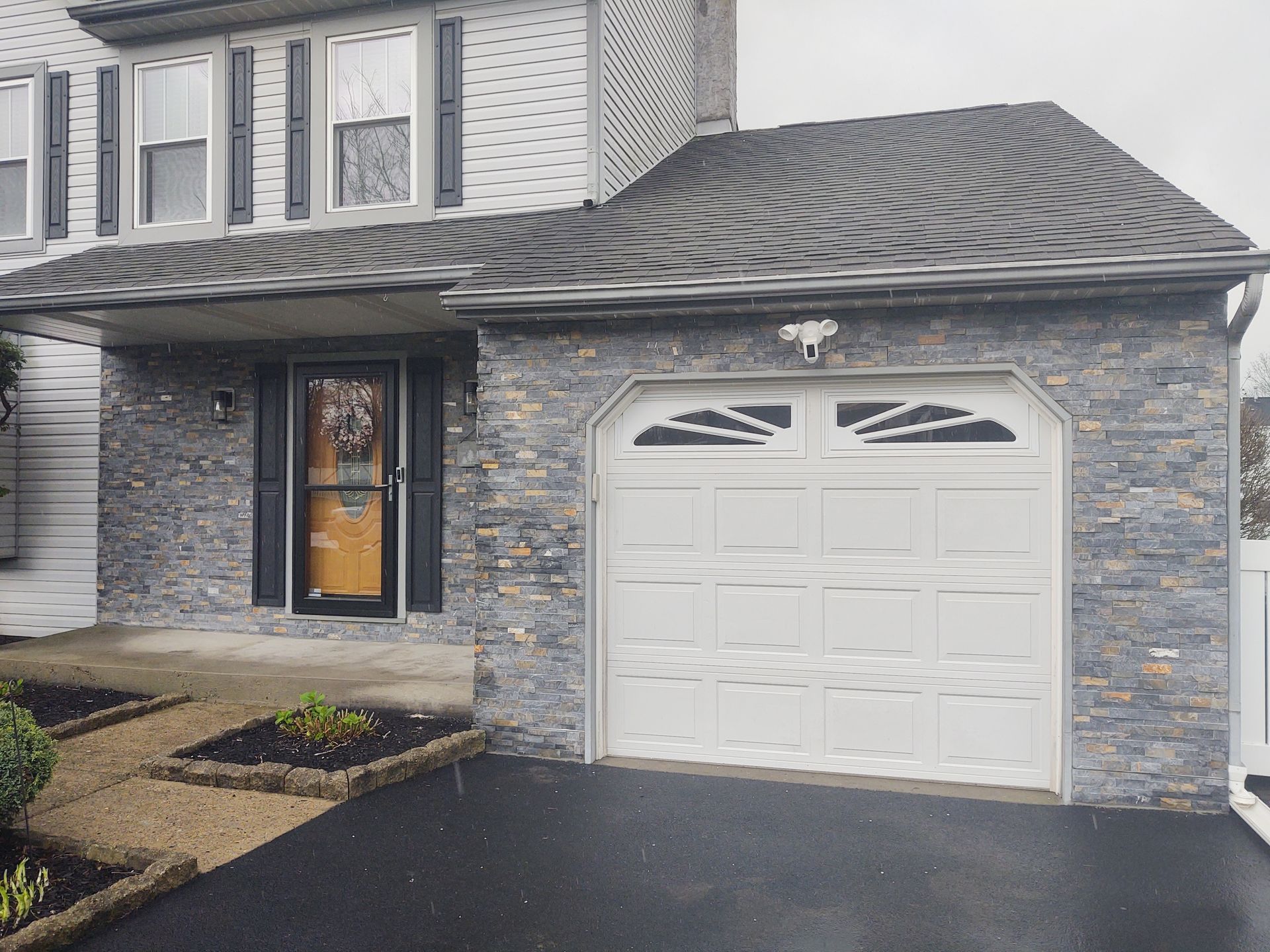 A White House - A White House With Stone Fronts in Langhorne, PA