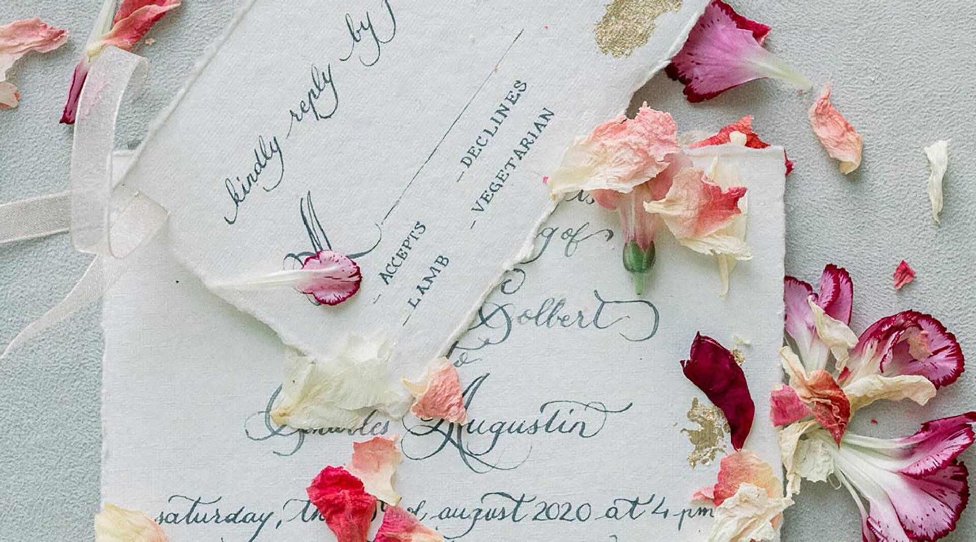 Faire-part de mariage personnalisé décoré de pétales de fleurs séchés