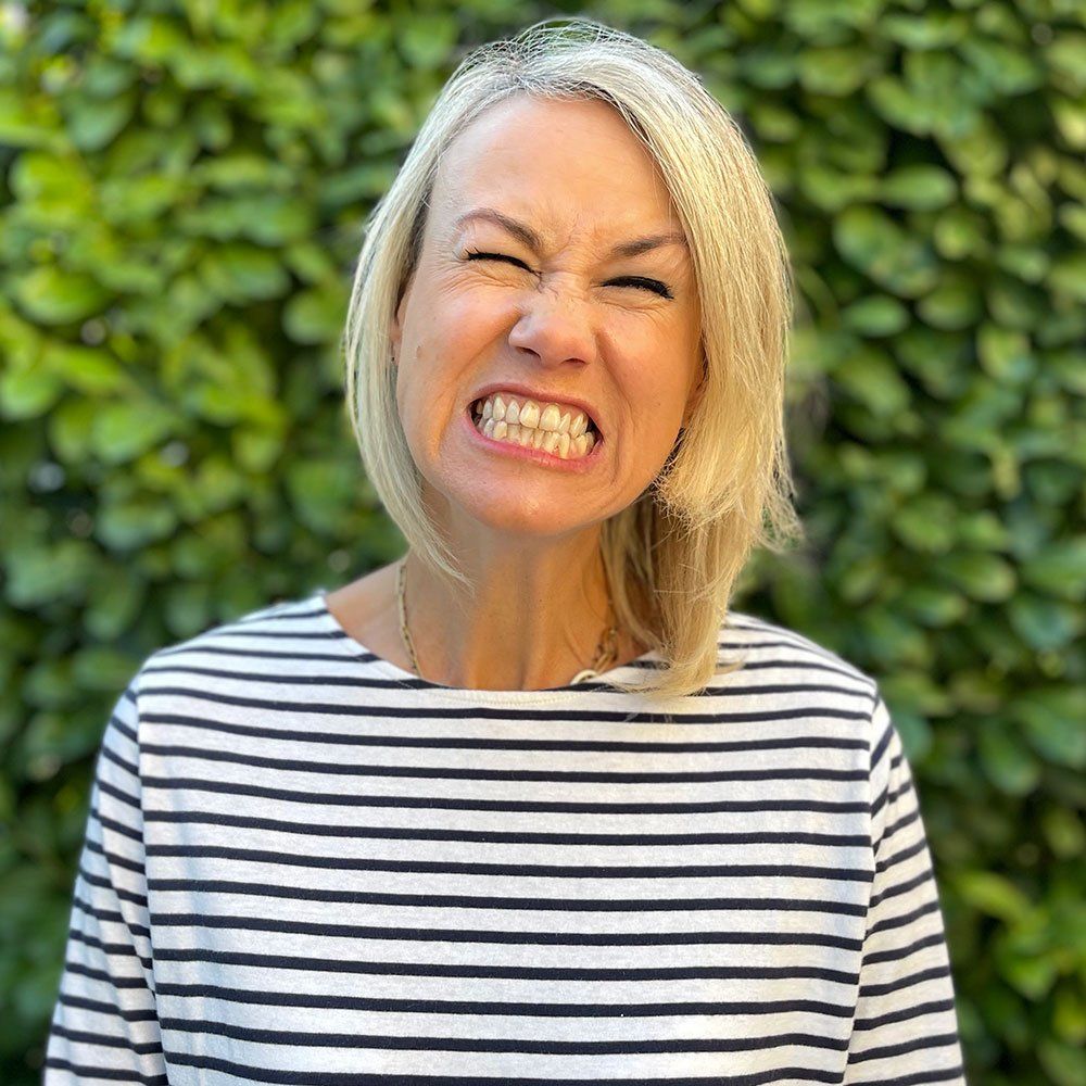 Portrait de Claire souriant dans le jardin