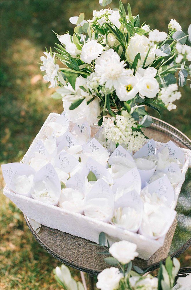 www.lamaisondautel.com.jpg : Décoration florale de mariage devant une fenêtre aux rideaux roses