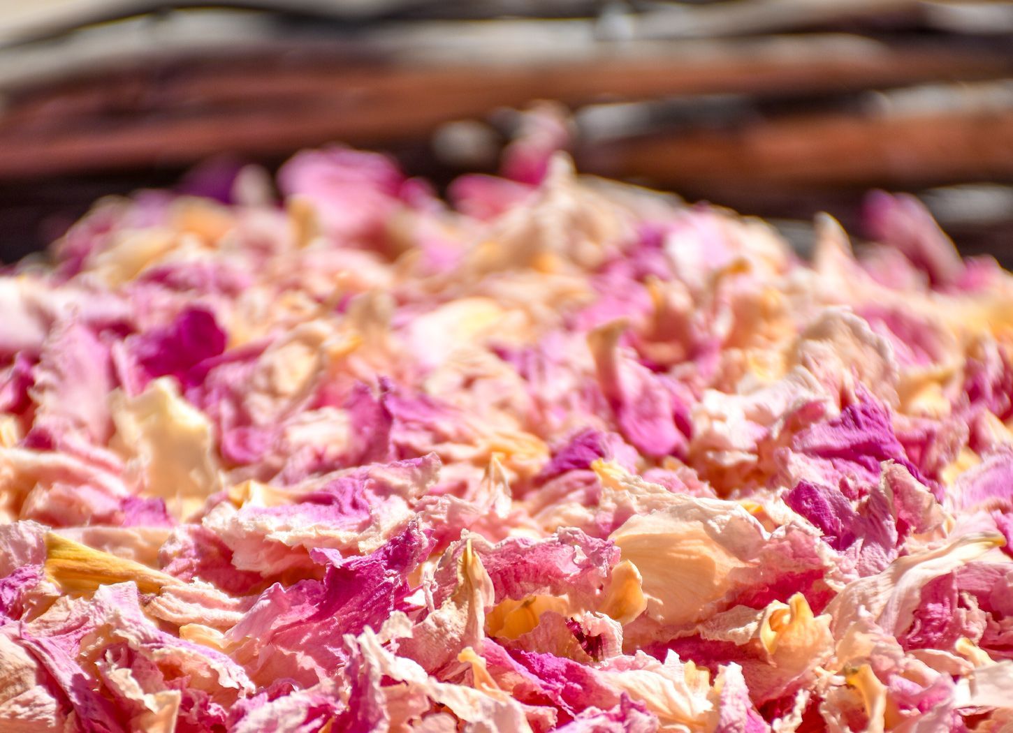 Mélange de pétales de pivoine séchés roses et crème pour confettis de mariage