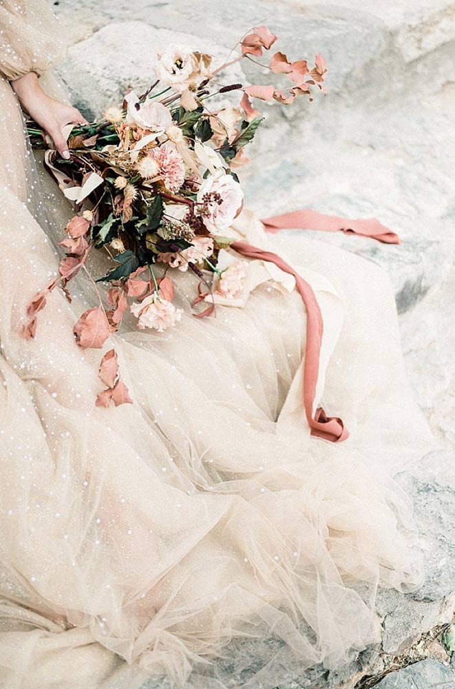 Bouquet de mariée dans des tons rose poudré, crème et vert