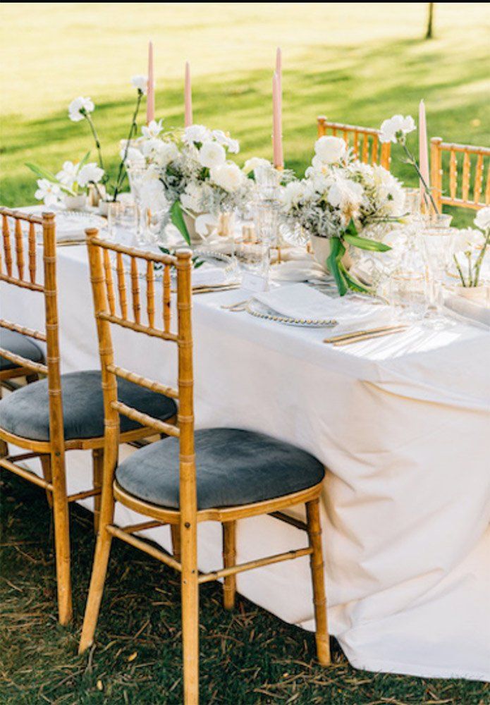 Table de mariage élégante décorée de fleurs blanches et de bougies roses