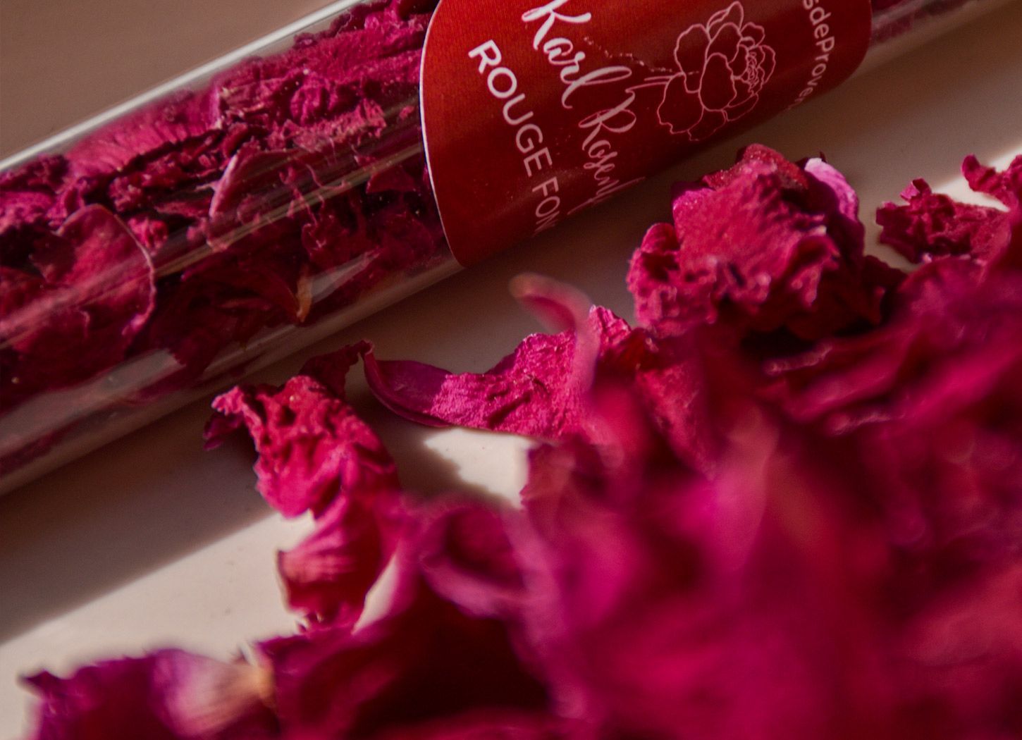 Pétales de pivoine séchés bordeaux avec un tube d’échantillon Pétales de Provence