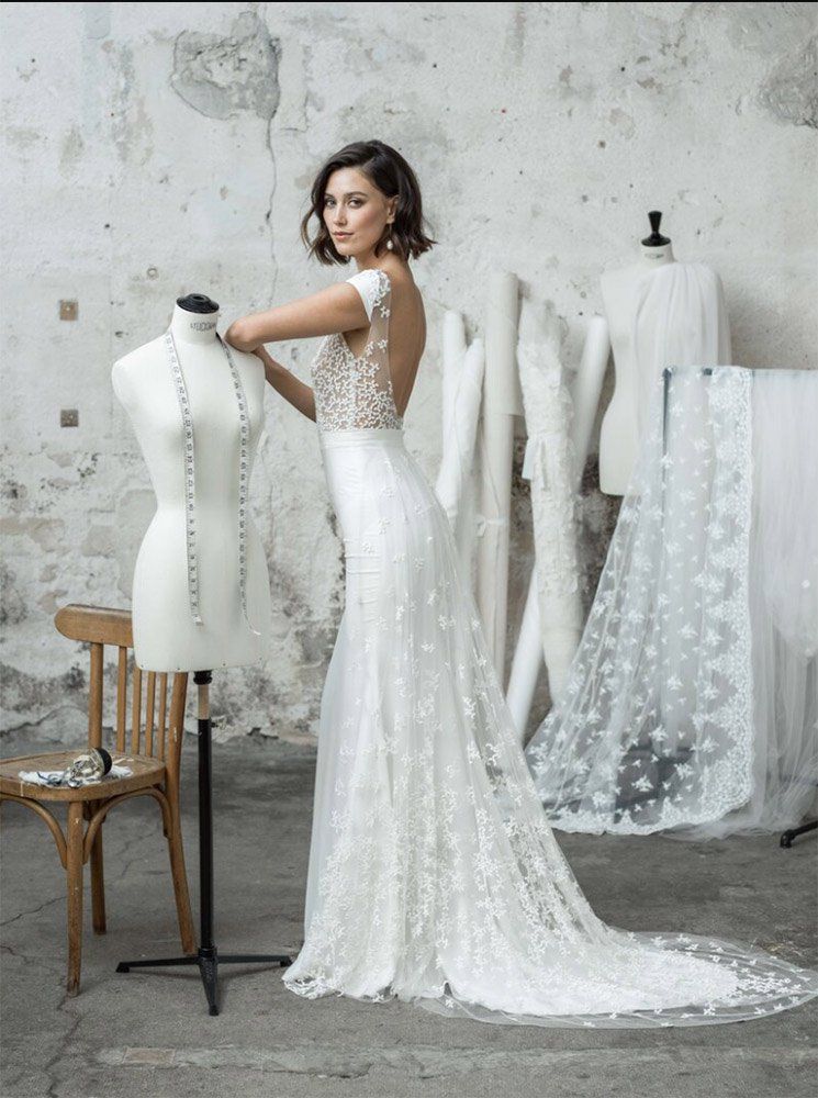 Créatrice de robes de mariée dans son atelier avec mannequins et tissus