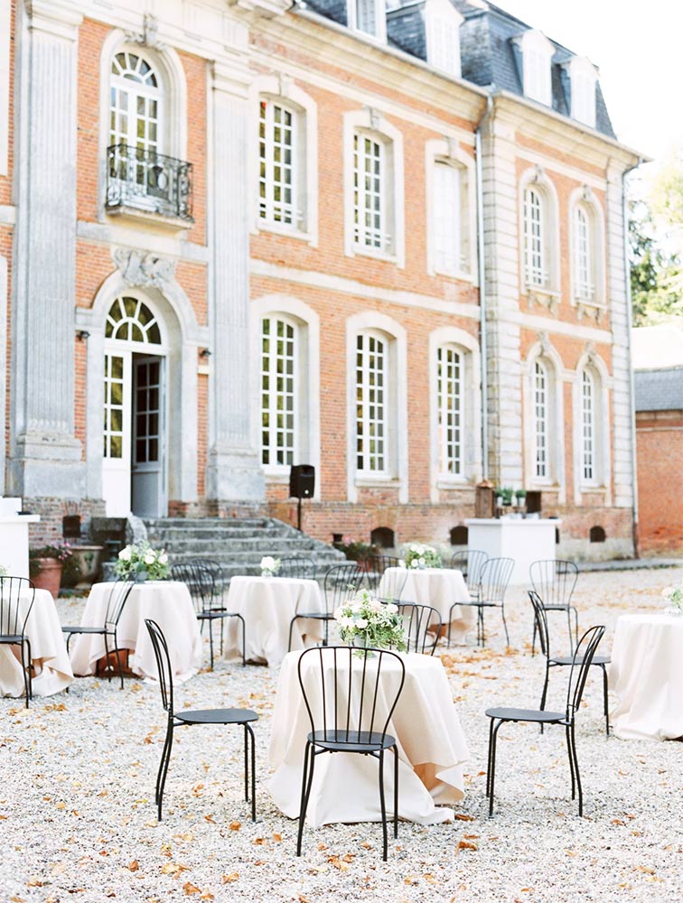Façade élégante d’un château en briques, lieu de réception de mariage
