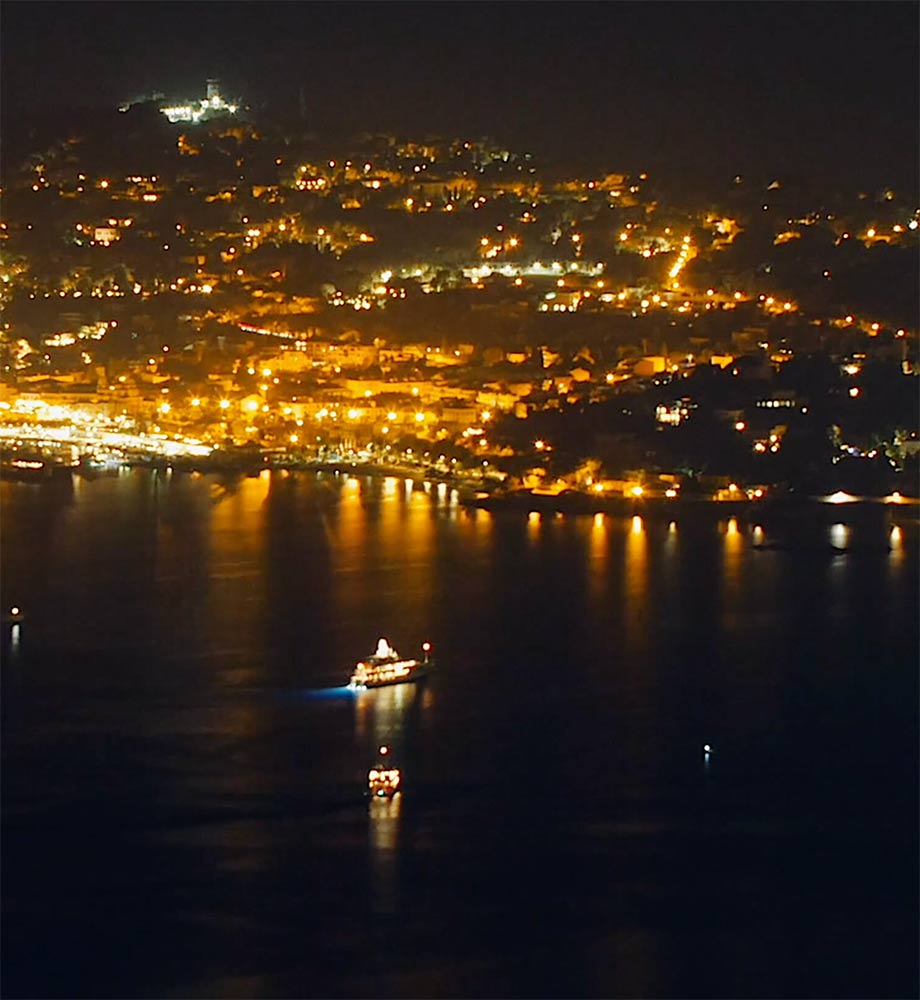 Ville côtière et port illuminés de nuit