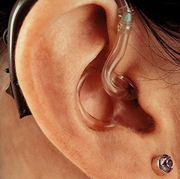 Un primer plano de la oreja de una persona con un audífono.