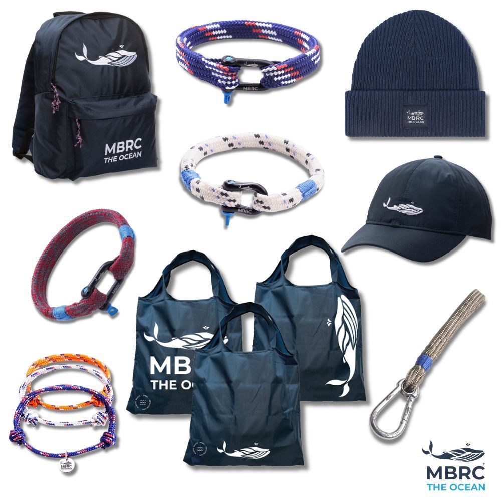 Merchandise van gerecycled plastic voor MBRC the ocean: rugzak, touwarmbandjes, gebreide muts, pet, opvouwbare tassen en keycord