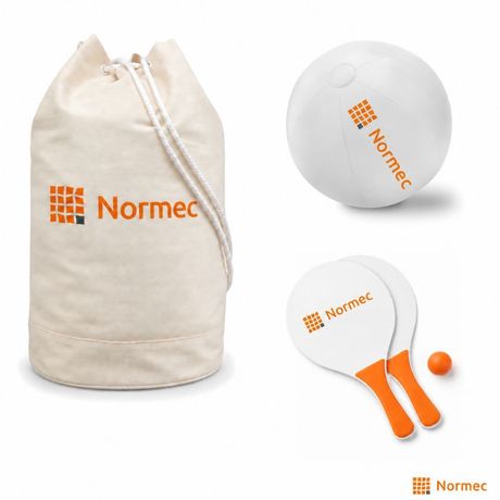 Zomerse cadeauset van Normec: katoenen duffeltas, strandbal en strandtennisset met logo